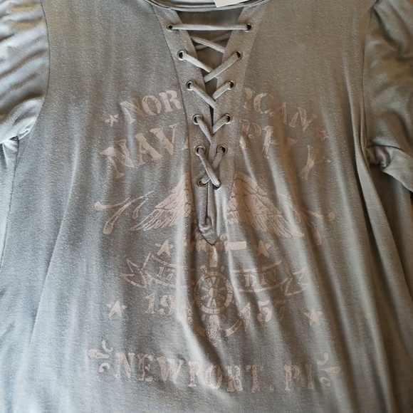 Gray top - Picture 3 of 4